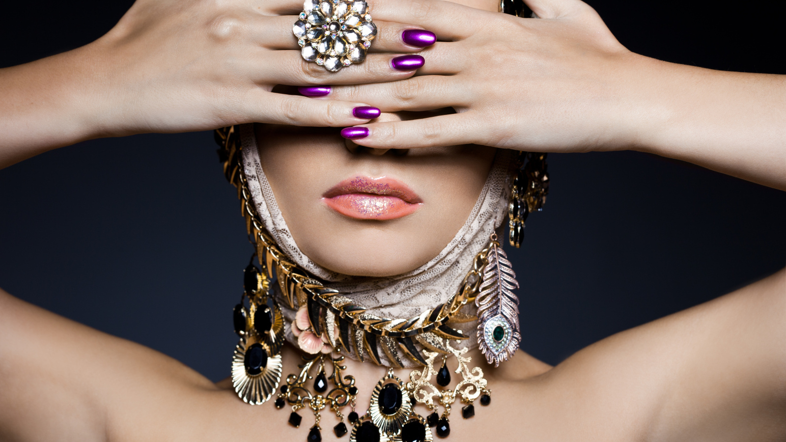 Девушка с дорогими украшениями закрыла лицо