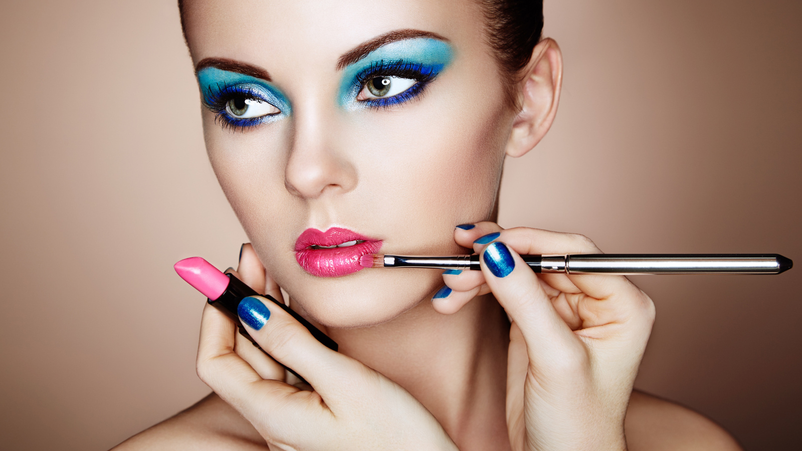 Девушке делают красивый яркий макияж