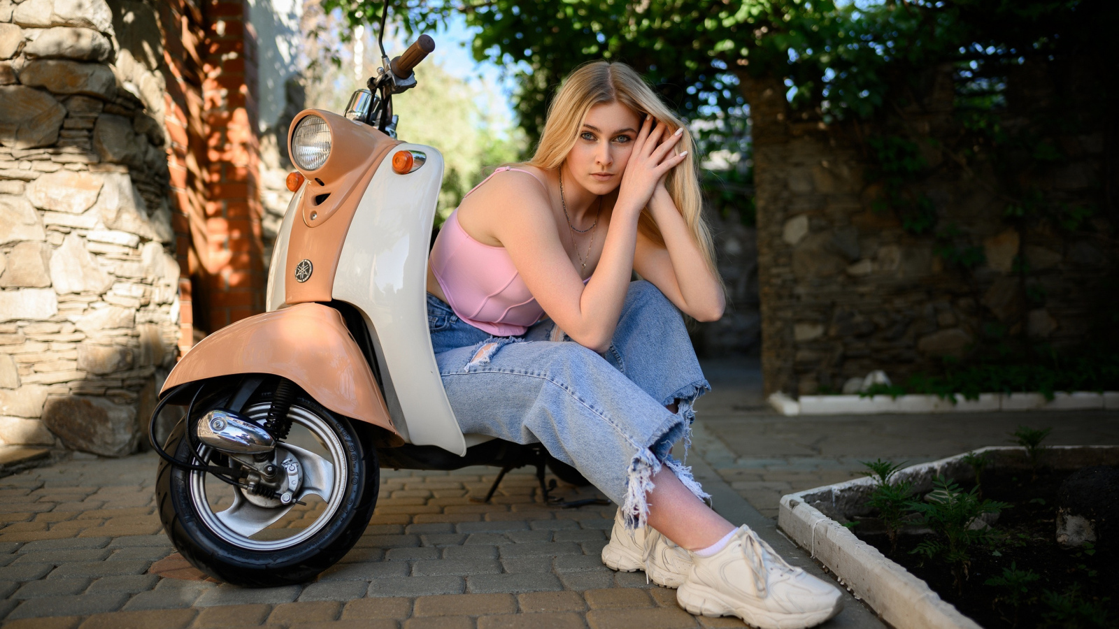 Молодая блондинка с мотоциклом 