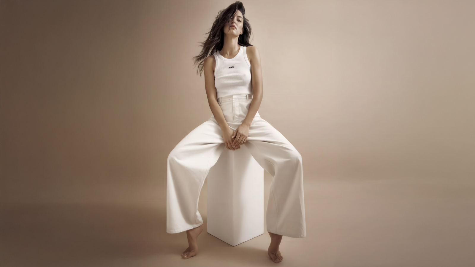 Модель Ребекка Мир в белом костюме