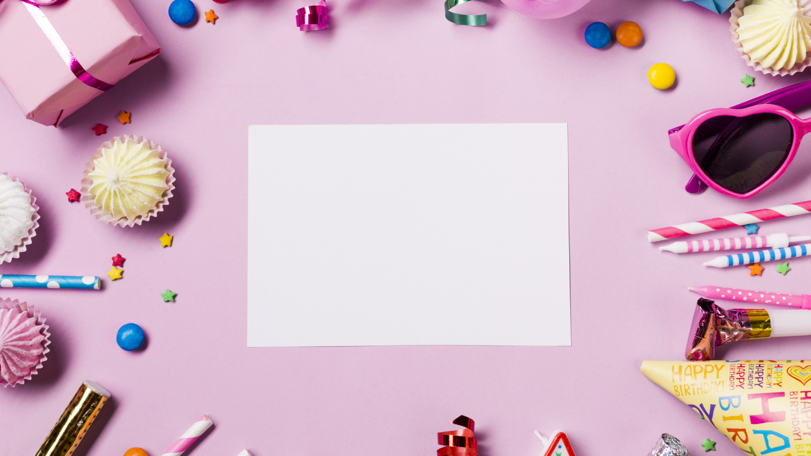 Шаблон поздравительной открытки с декором на день рождения на розовом фоне