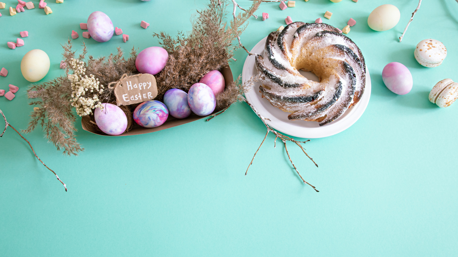 Пасхальный кулич с яйцами на голубом фоне