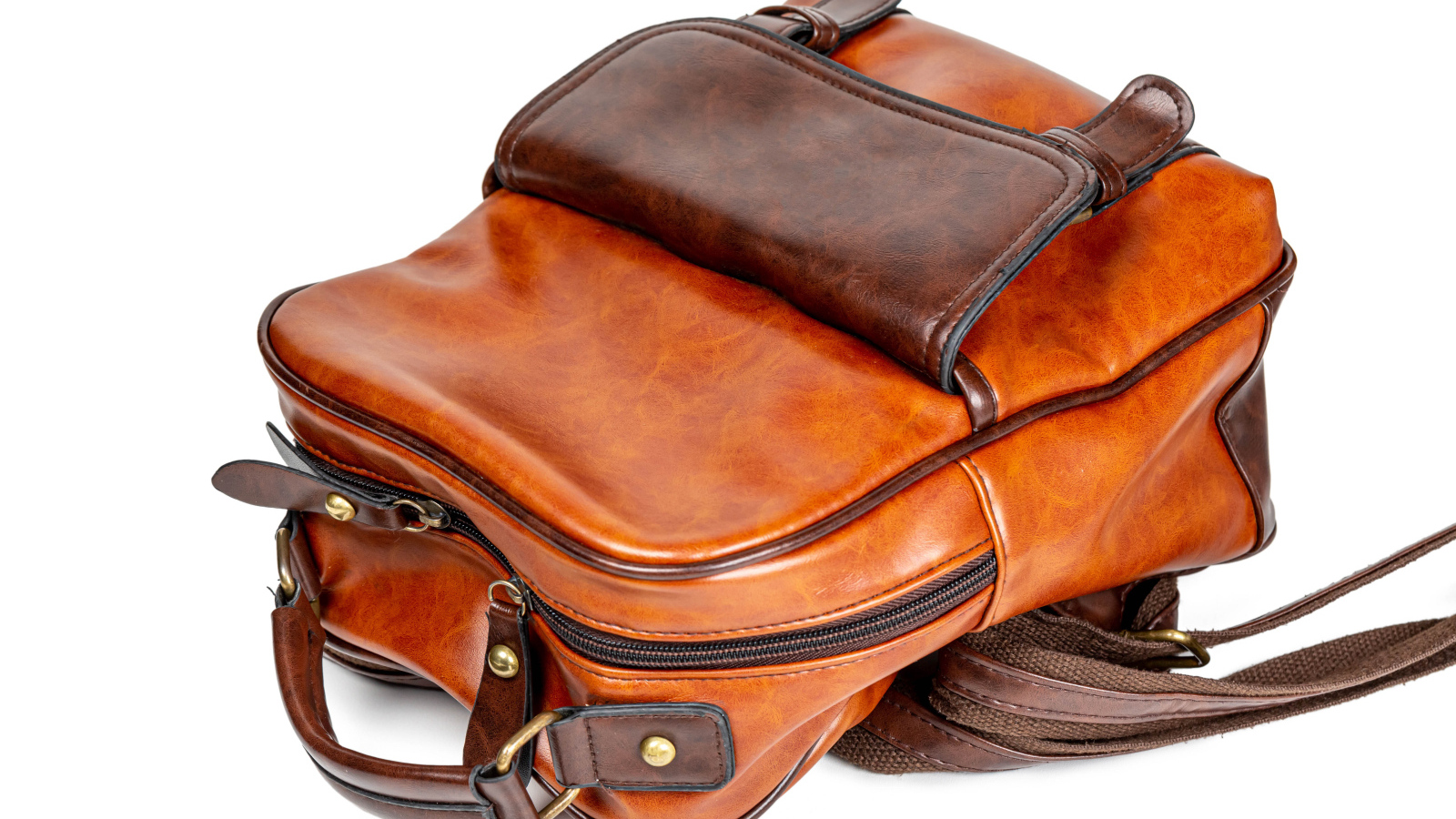 Кожаный школьный рюкзак на белом фоне
