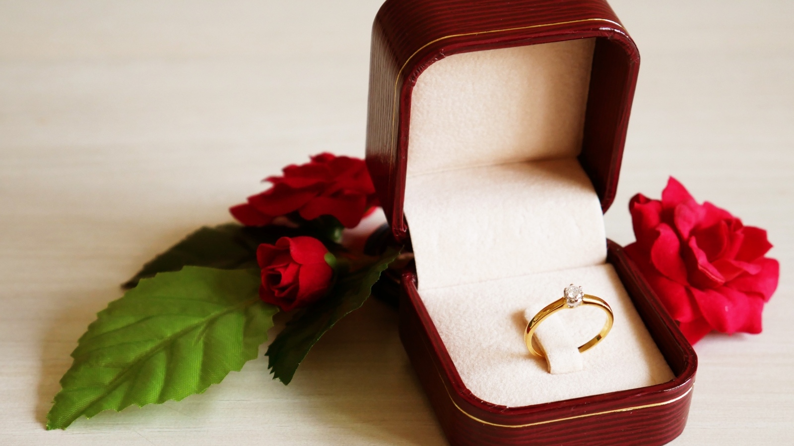 Обручальное кольцо в красивой коробке на столе