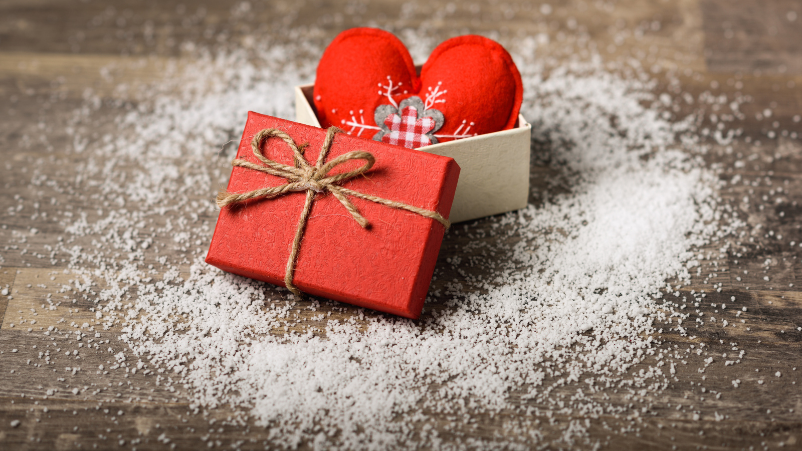 Коробка с сердечком на деревянном фоне