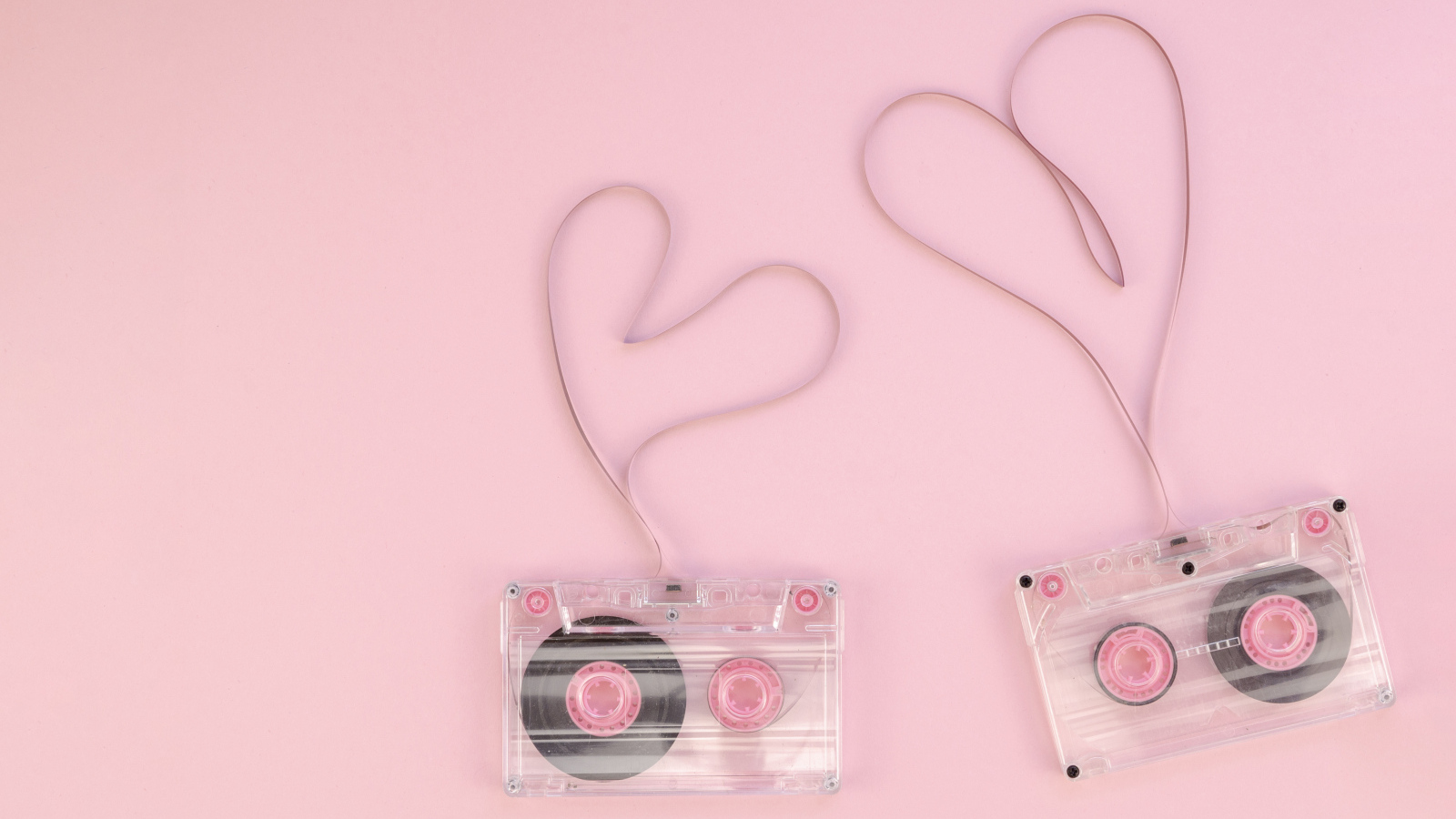 Сердечки из кассетной ленты на розовом фоне