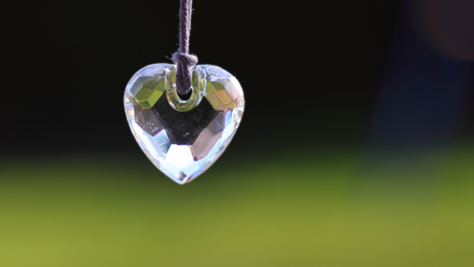 Хрустальное сердце на веревке