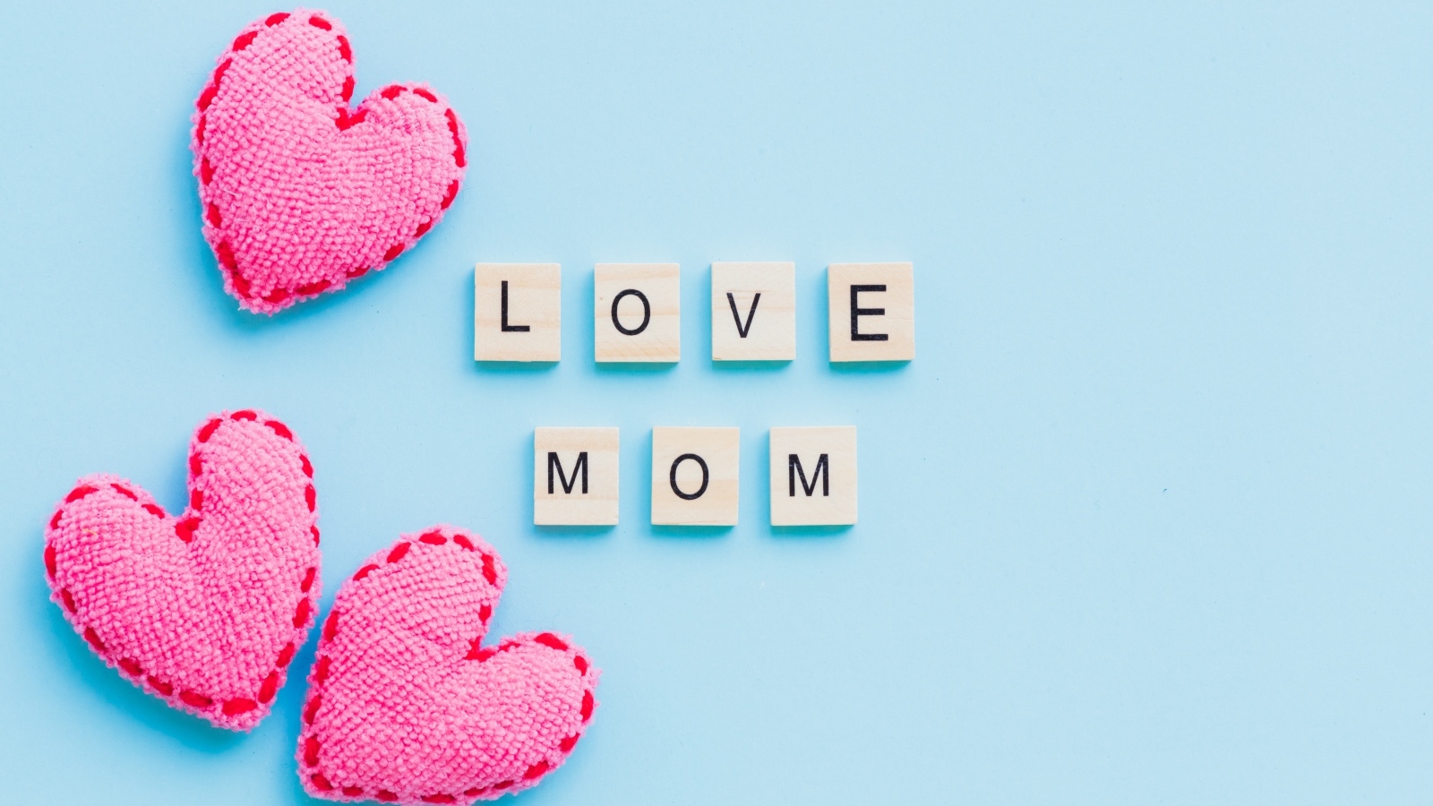 Сердечки и надпись Я люблю маму на голубом фоне