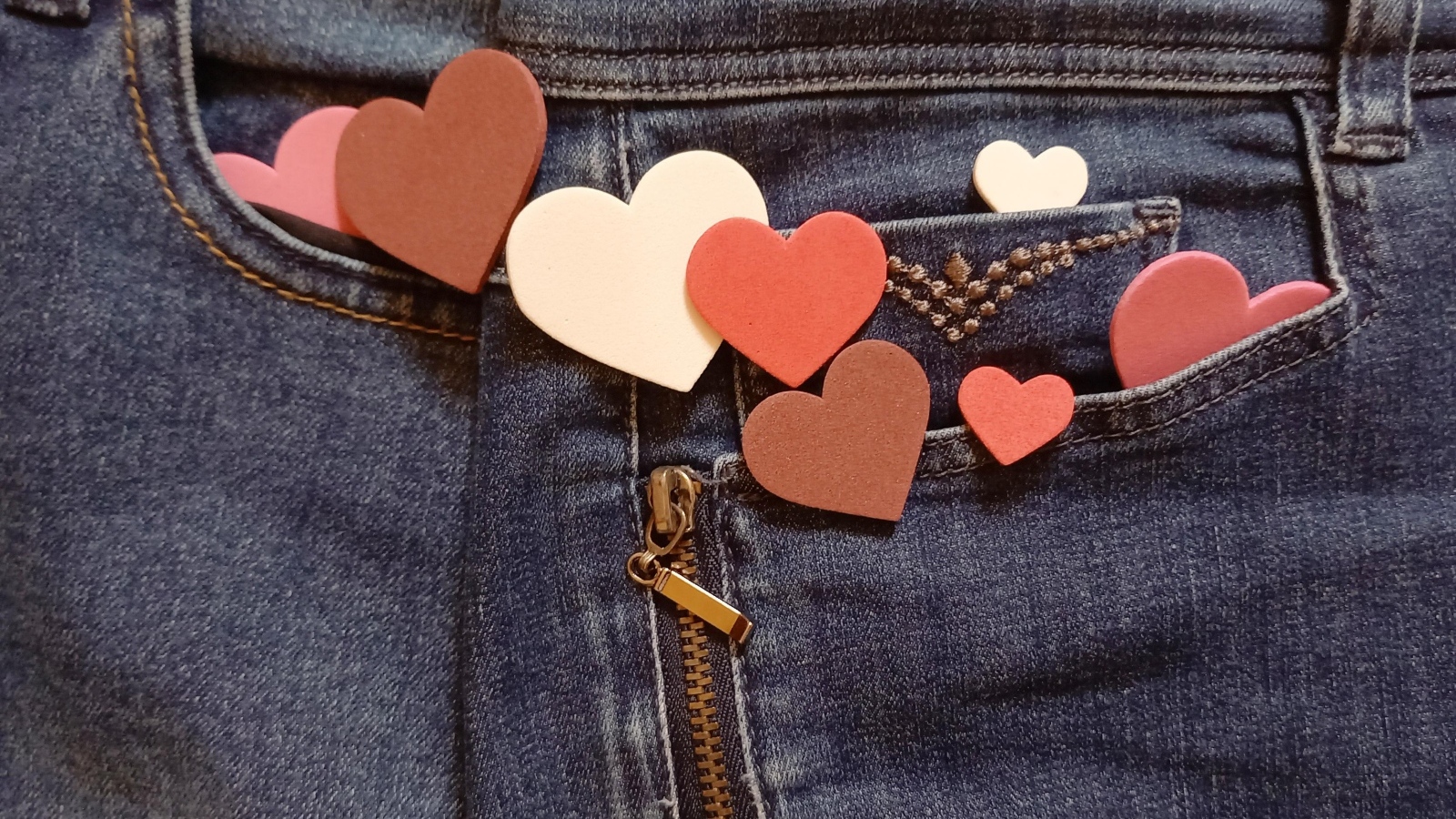 Маленькие красные сердечки в карманах джинсов