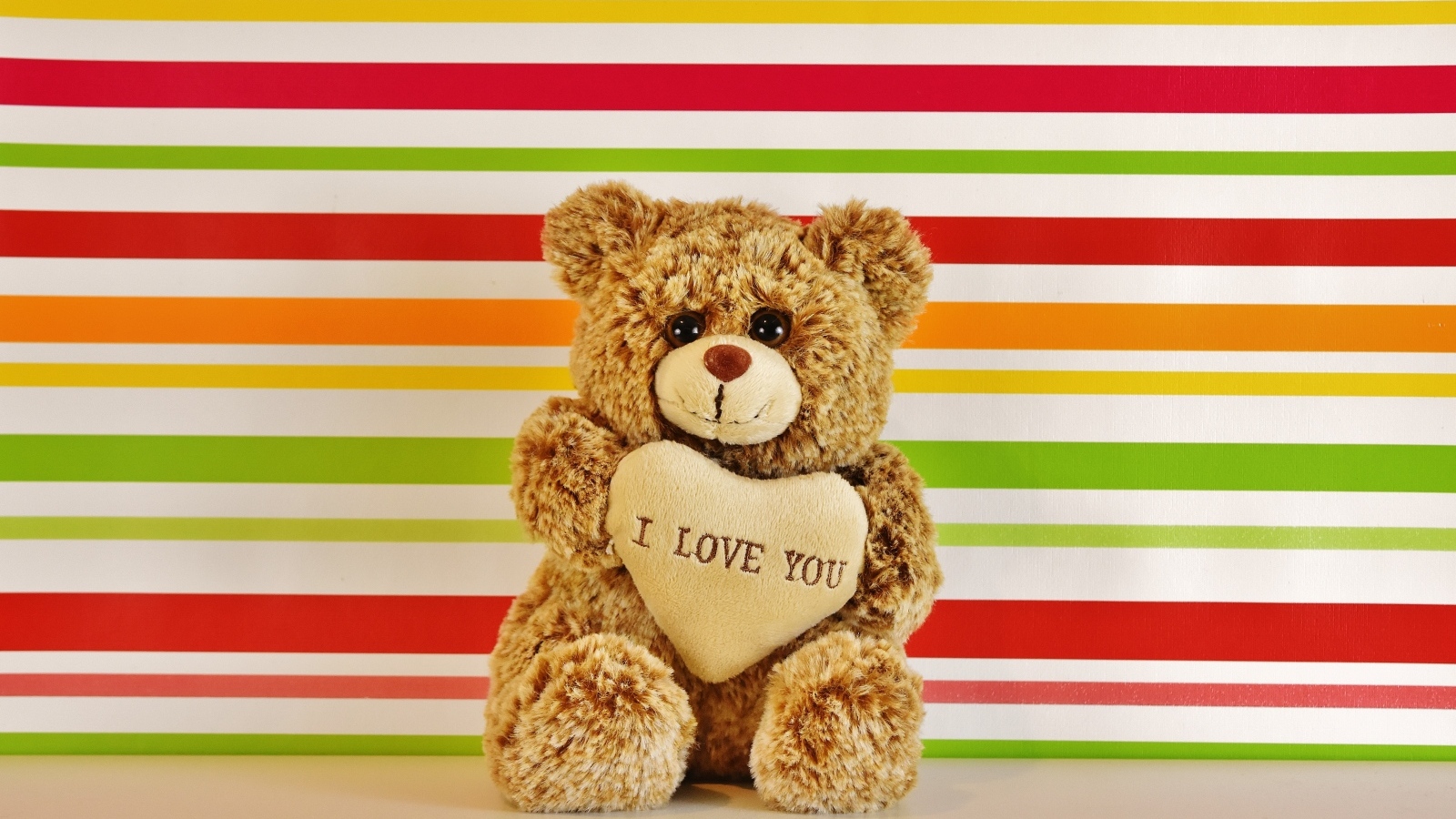 Плюшевый милый медвежонок с сердечком