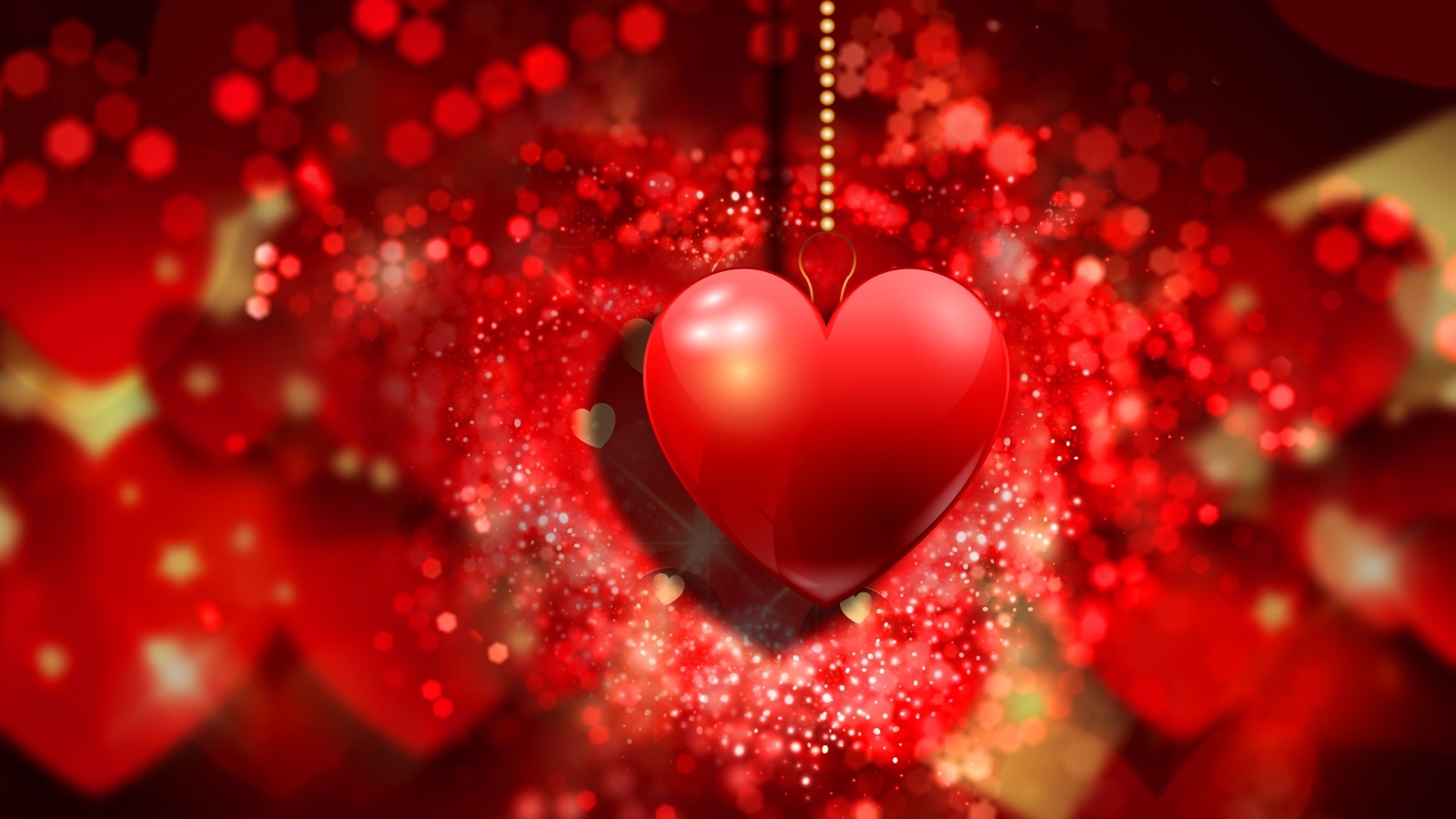 Красное сердце на золотой цепочке на фоне