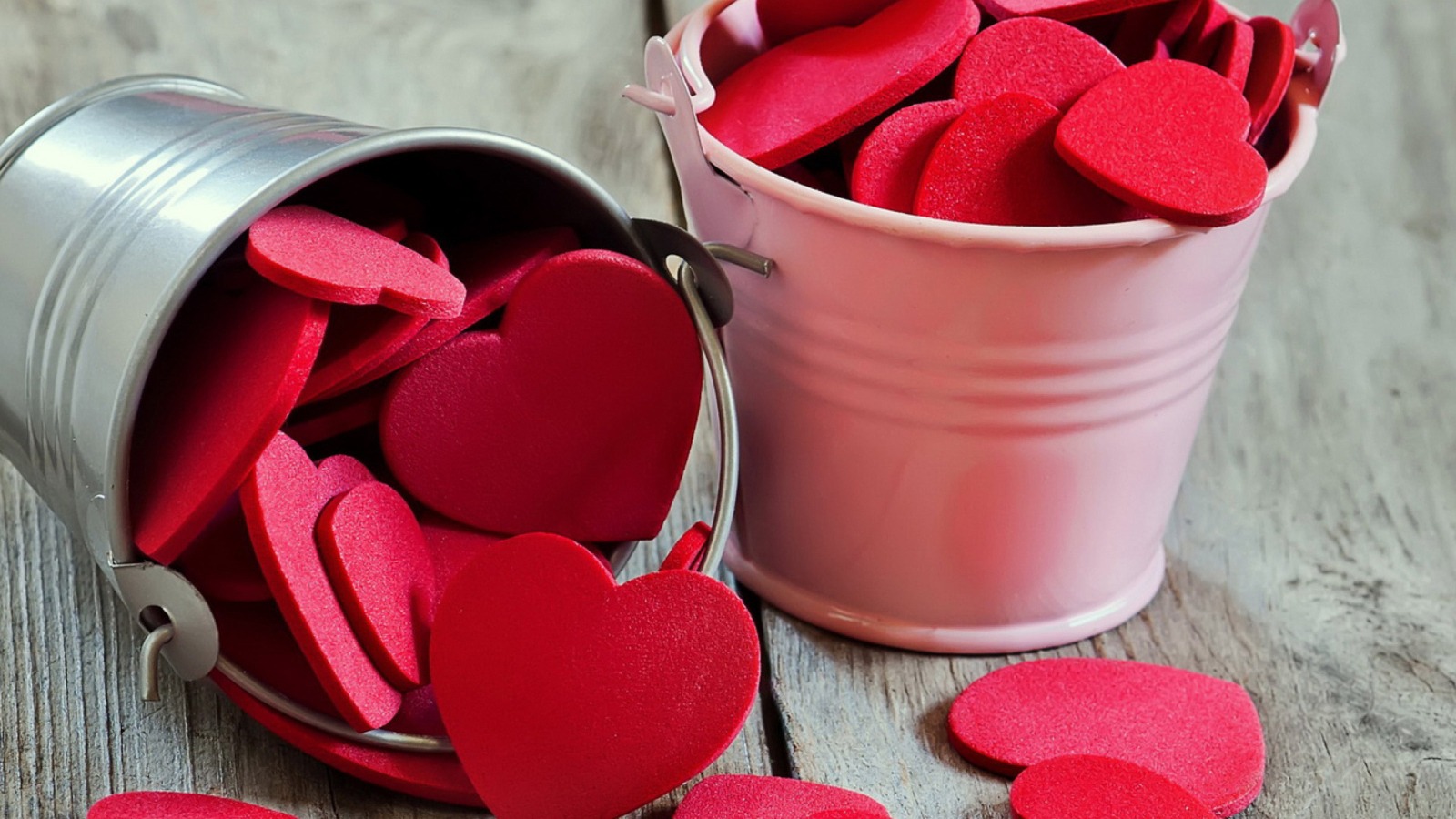 Два маленьких ведра с красными сердечками