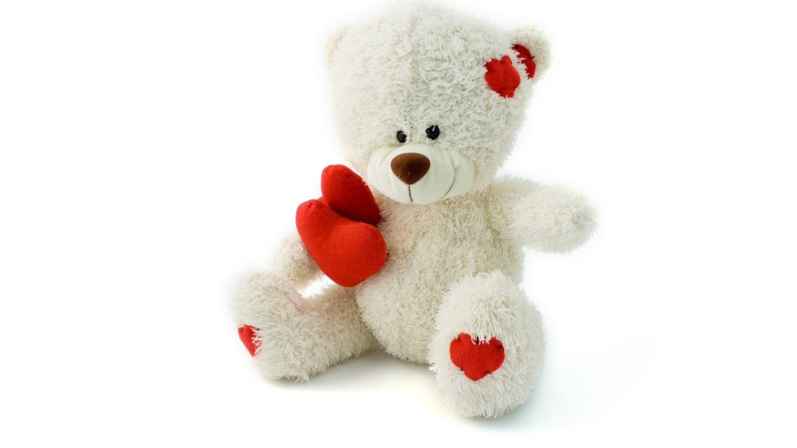 Белый плюшевый мишка с красным сердцем