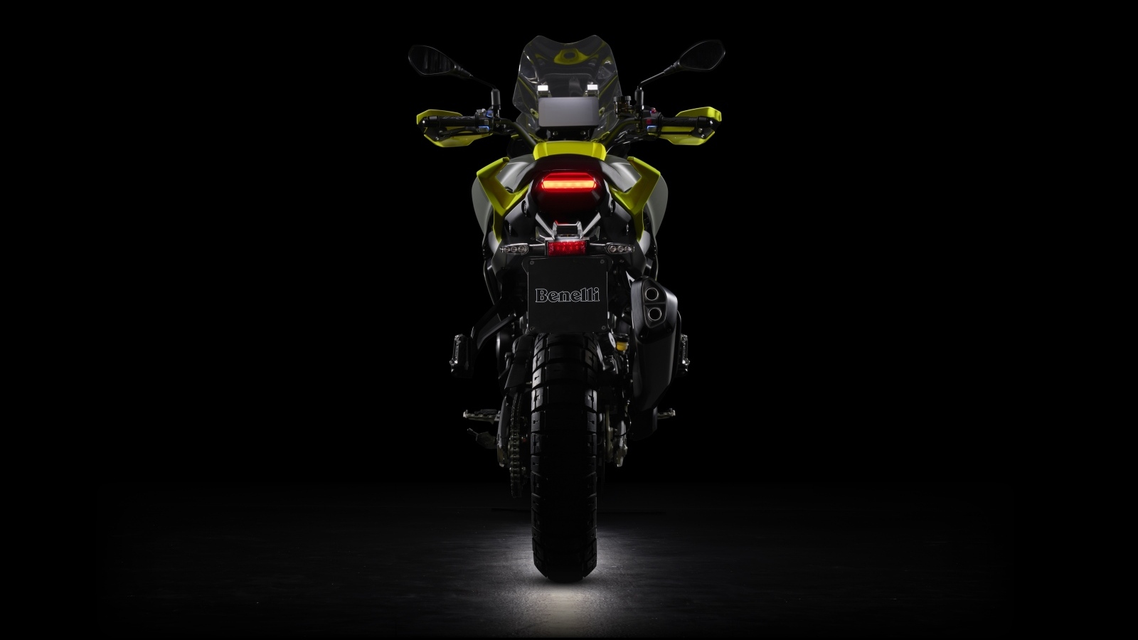 Мотоцикл Benelli TRK 800 на черном фоне