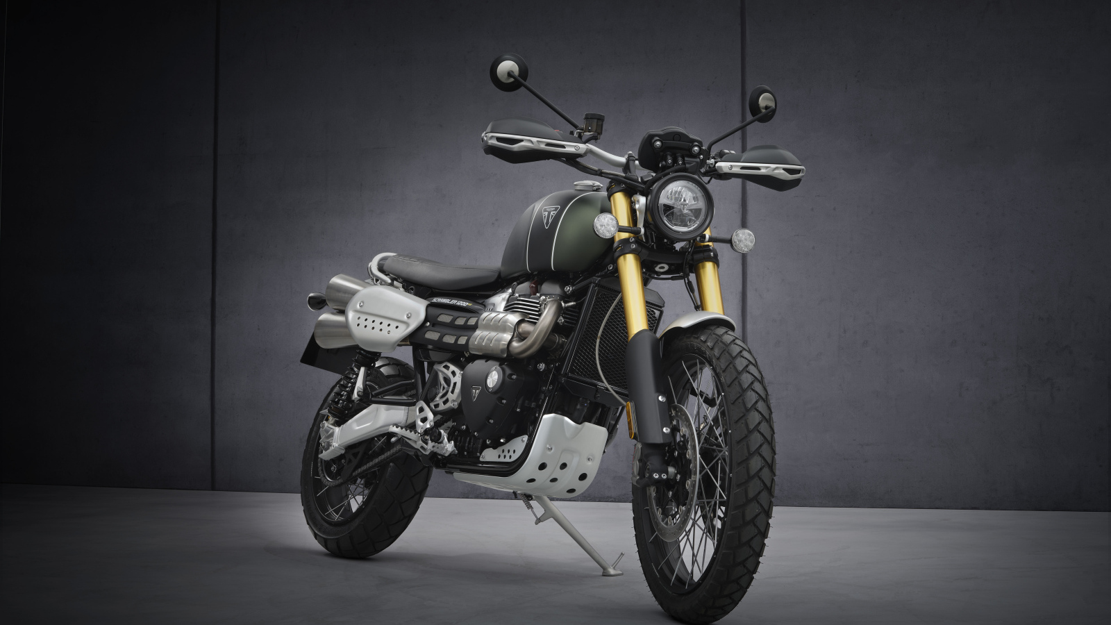 Мотоцикл Triumph Scrambler 1200 XC на сером фоне