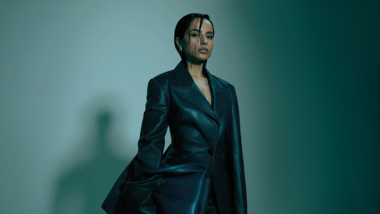 Американская певица Бекки Джи в черном пальто