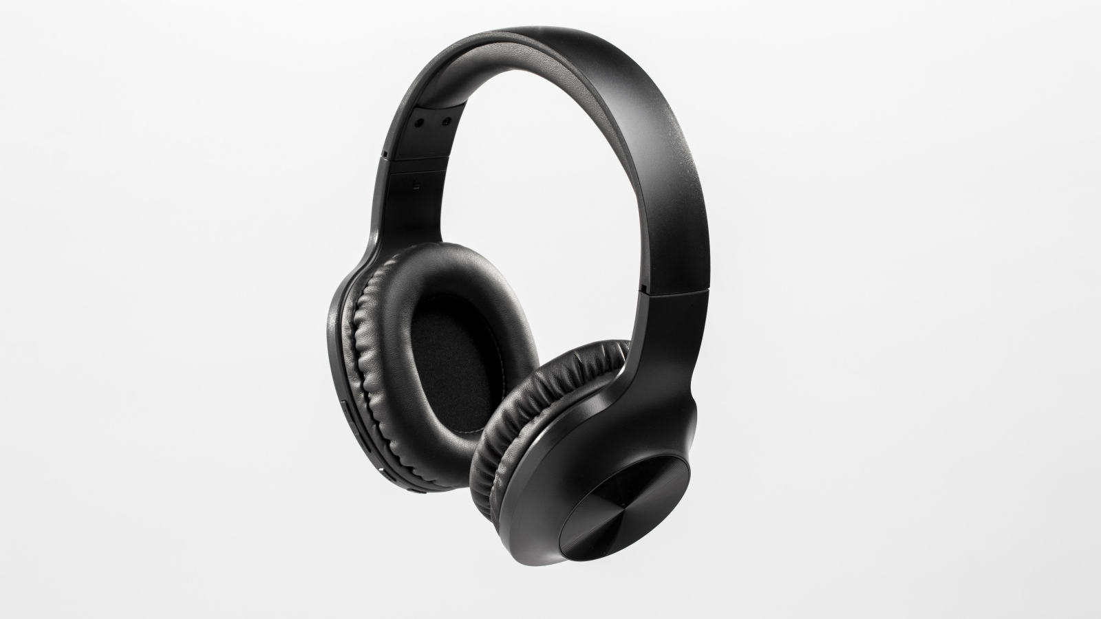 Большие черные наушники на сером фоне