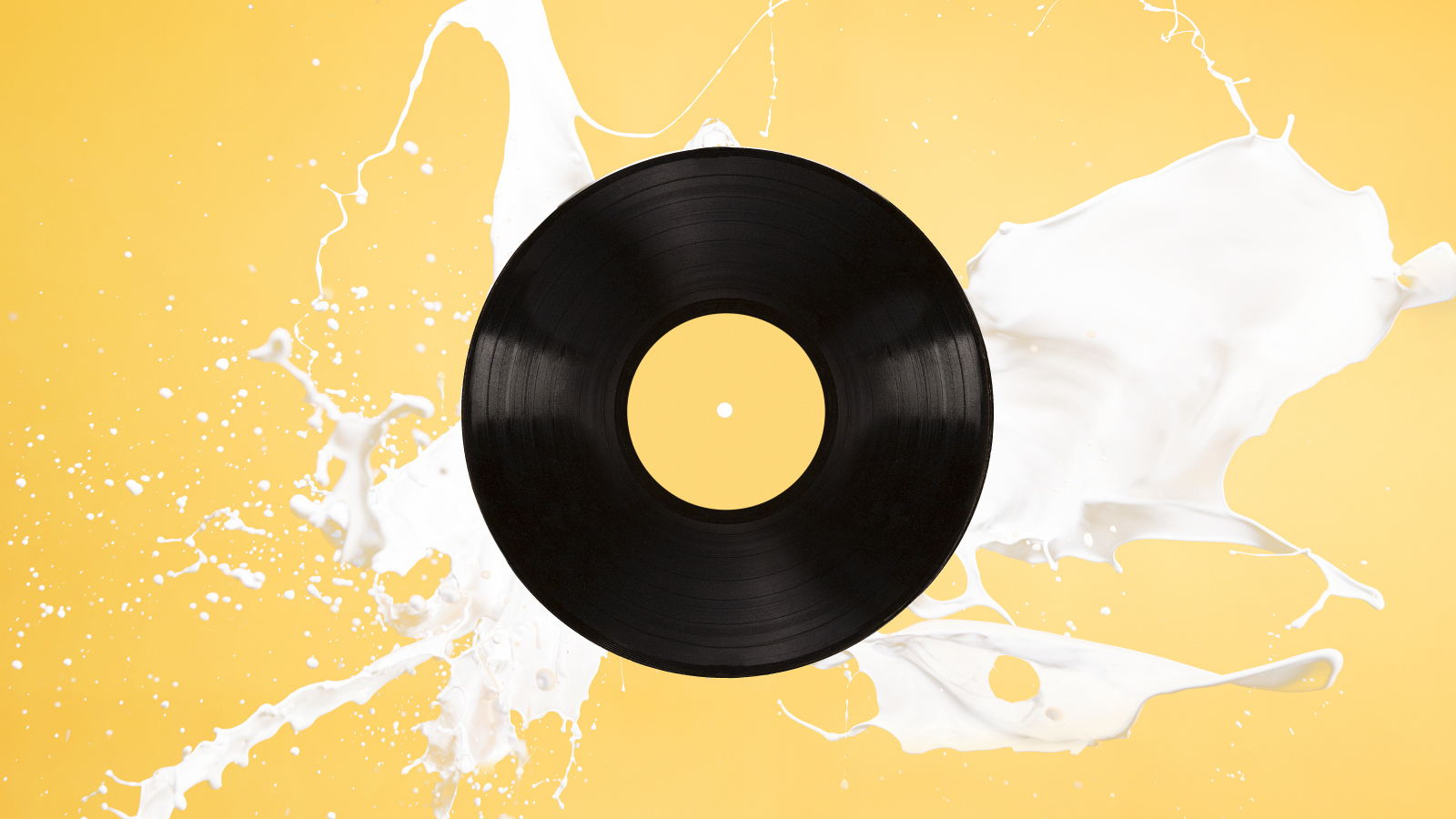 Черная пластинка с белой краской на желтом фоне