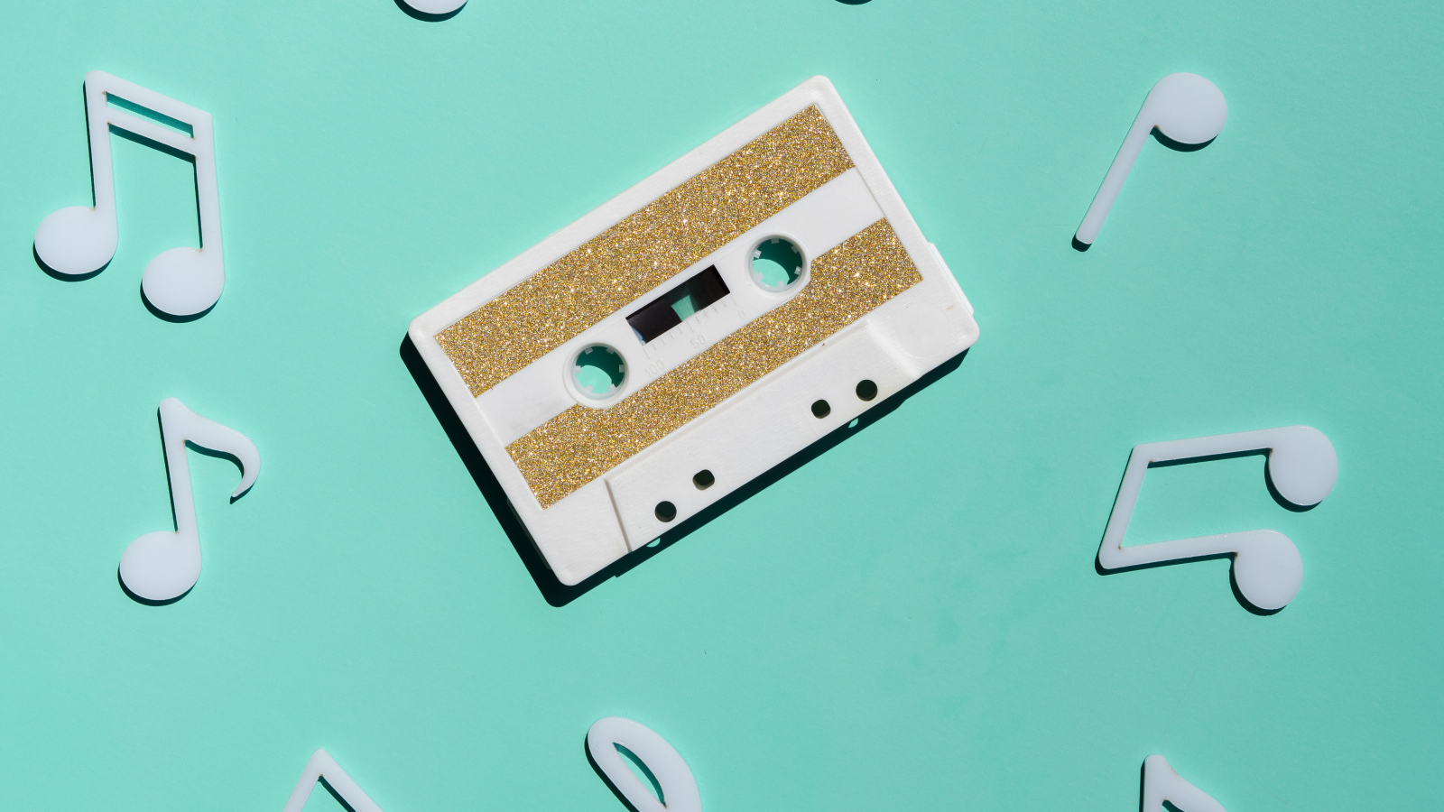 Кассета с белыми нотами на голубом фоне