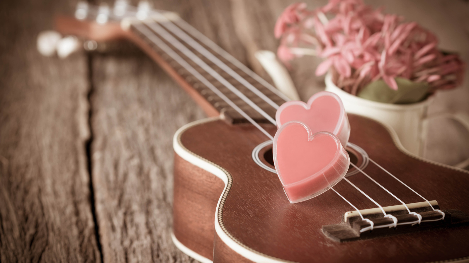 Гитара с маленькими сердечками