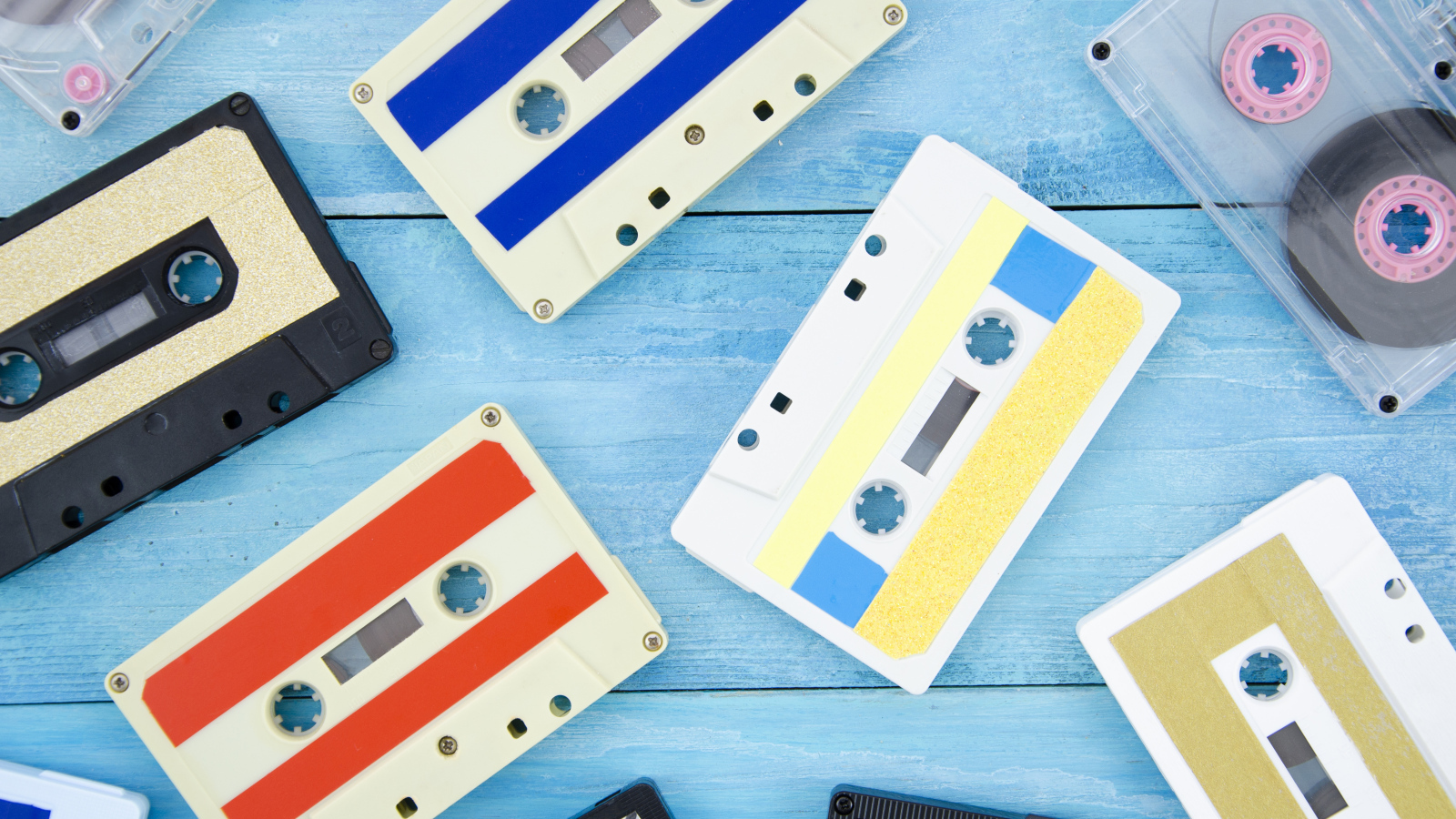 Много старых кассет на голубом фоне