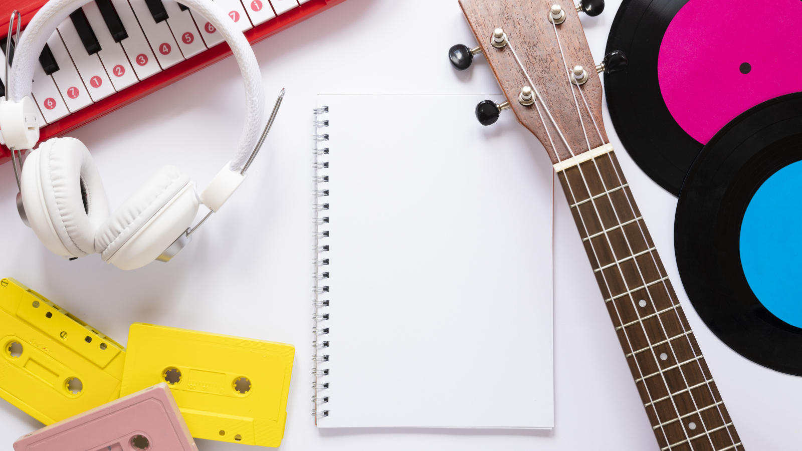 Музыкальные инструменты с наушниками, кассетами и пластинками