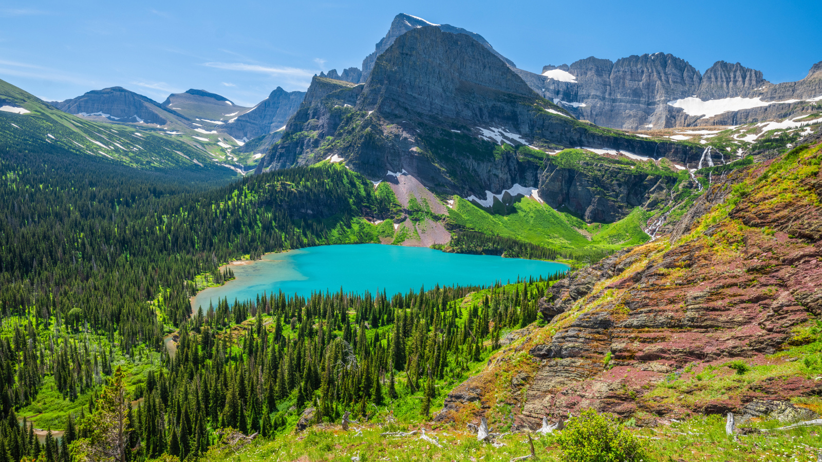 Вид сверху на голубое озеро и горы под голубым небом