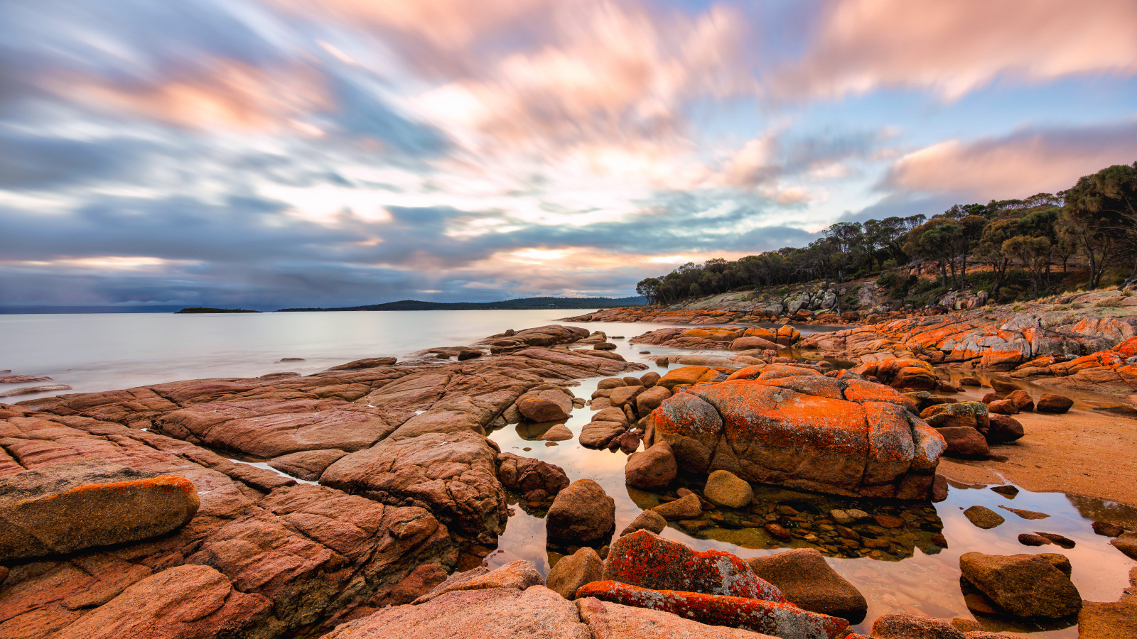 Большие камни на морском побережье