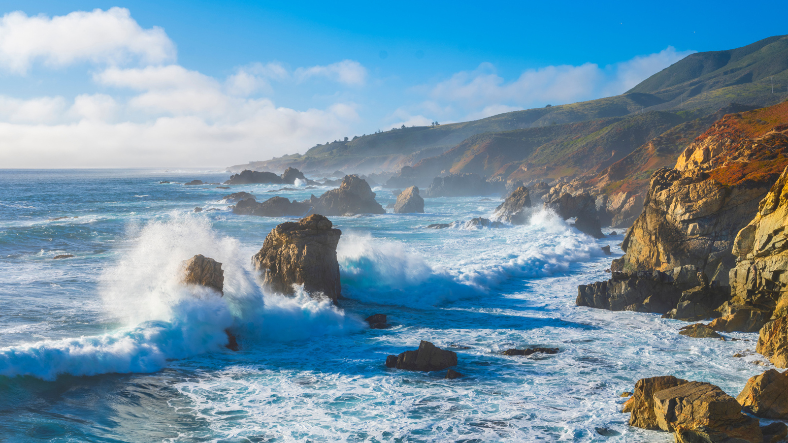 Белые бушующие волны бьются о камни 