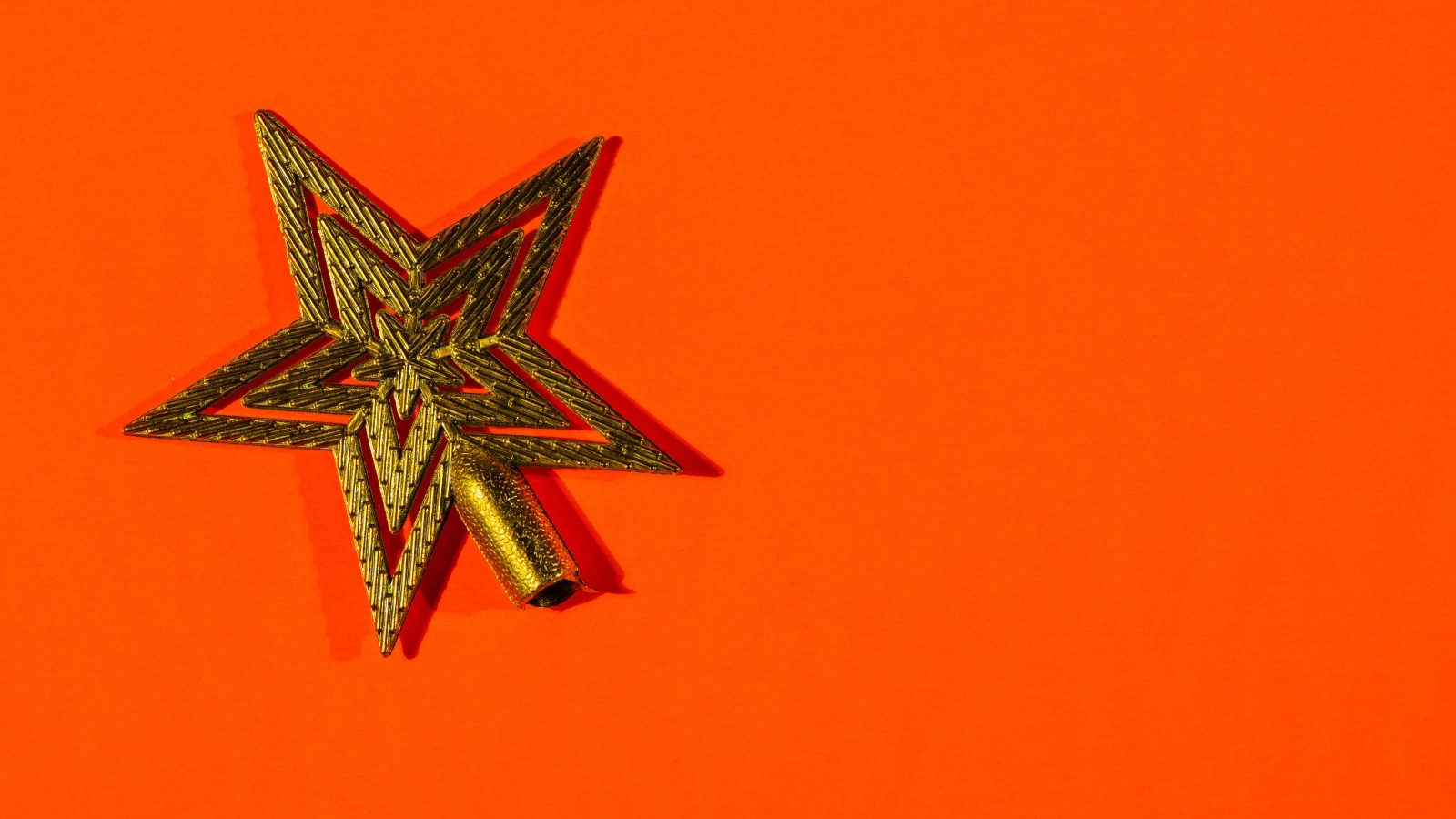 Золотая звезда на красном фоне