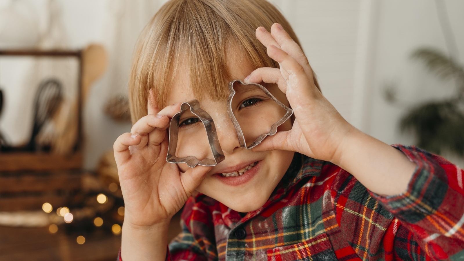 Ребенок с формочками для печенья в руках