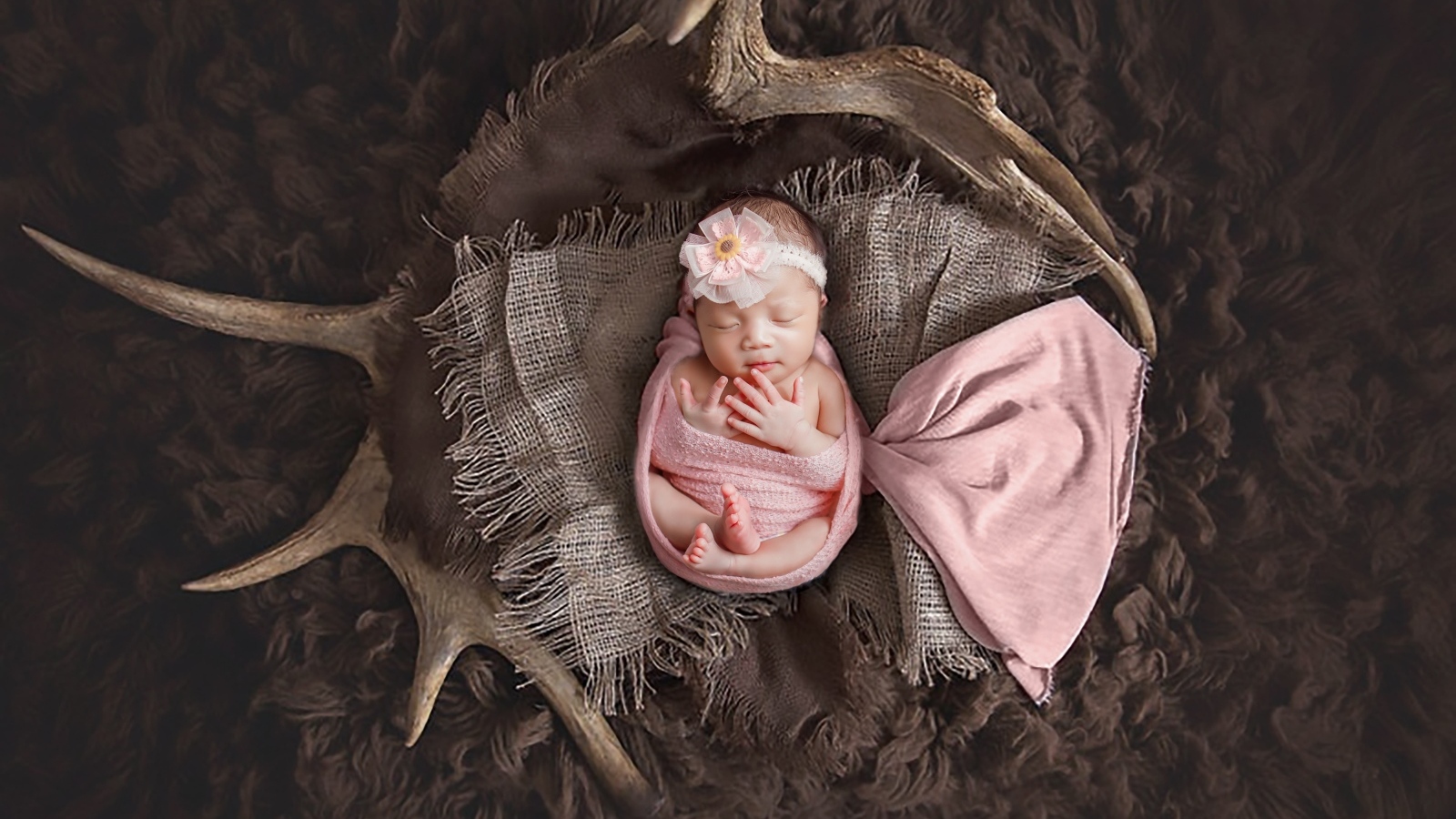 Новорожденный ребенок с оленьими рогами