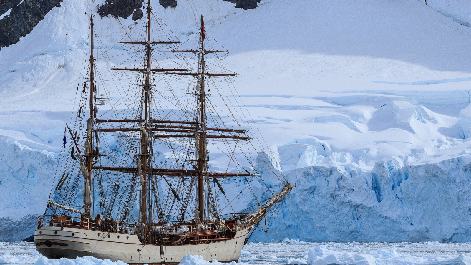 Большое парусное судно в заледеневшем озере