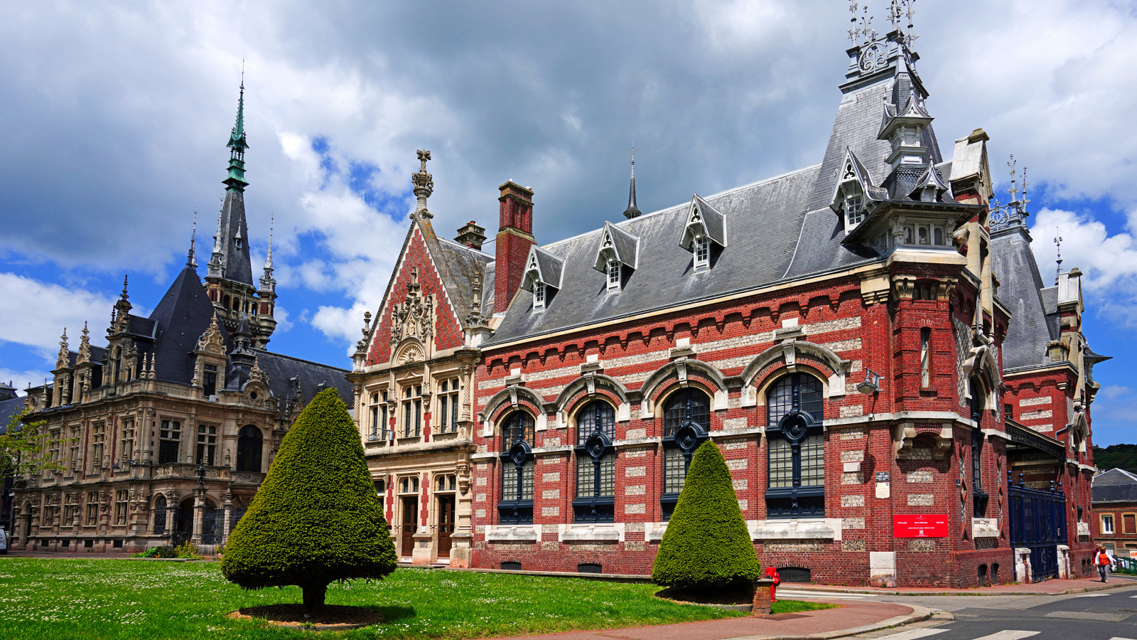 Газон у старинного здания, Франция