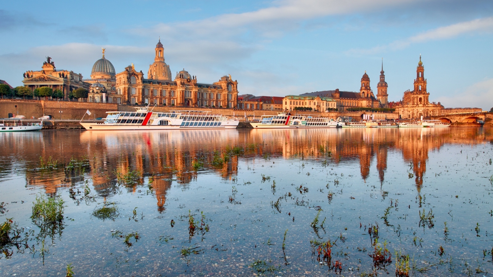Катера у причала на фоне старинных зданий города Дрезден, Германия