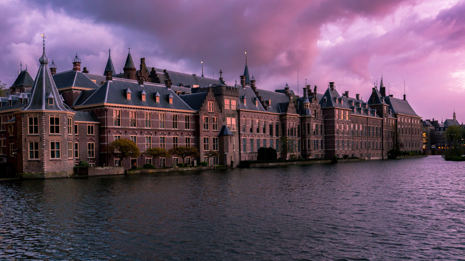 Красивое старое здание у воды, Нидерланды