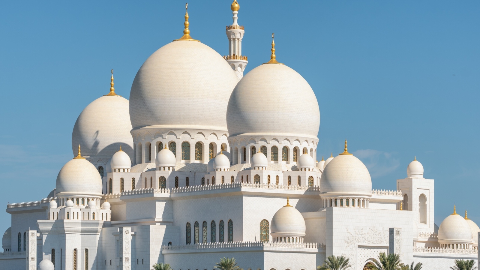 Красивая белая мечеть в Абу-Даби, ОАЭ