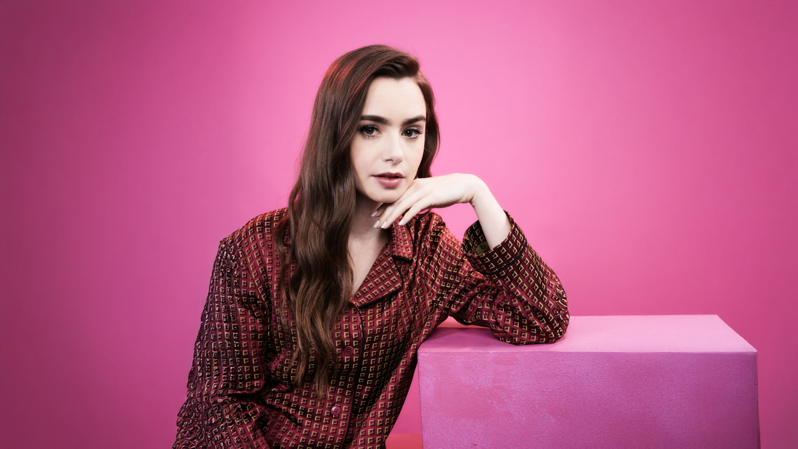 Актриса Лили Коллинз в пижаме в розовой комнате