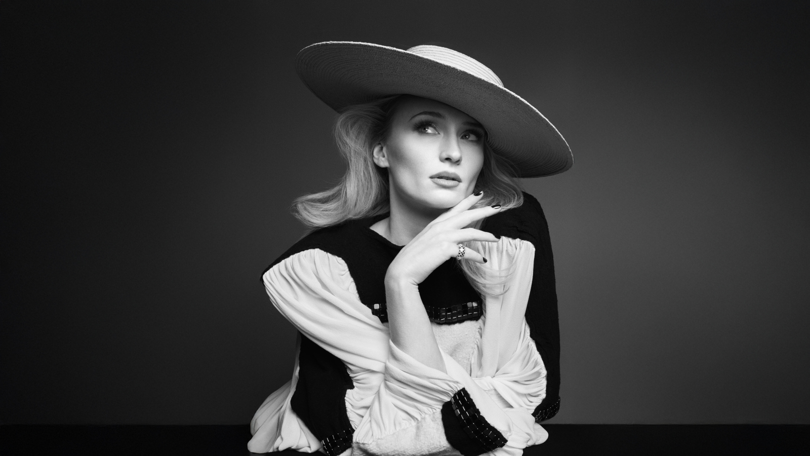 Британская актриса Софи Тёрнер в большой шляпе черно-белое фото
