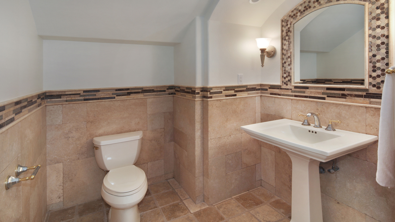 Туалет с зеркалом и раковиной