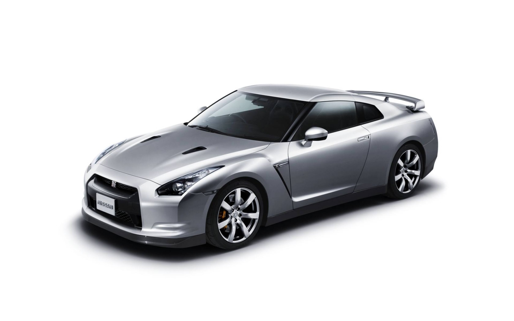 Серебристый Nissan GT