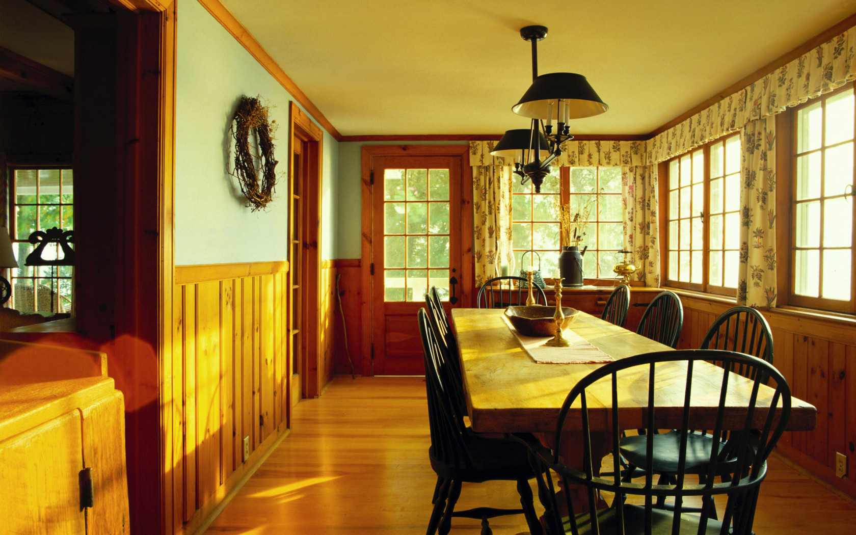 Деревянная отделка столовой