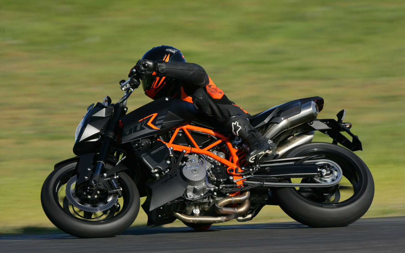 На огромной скорости