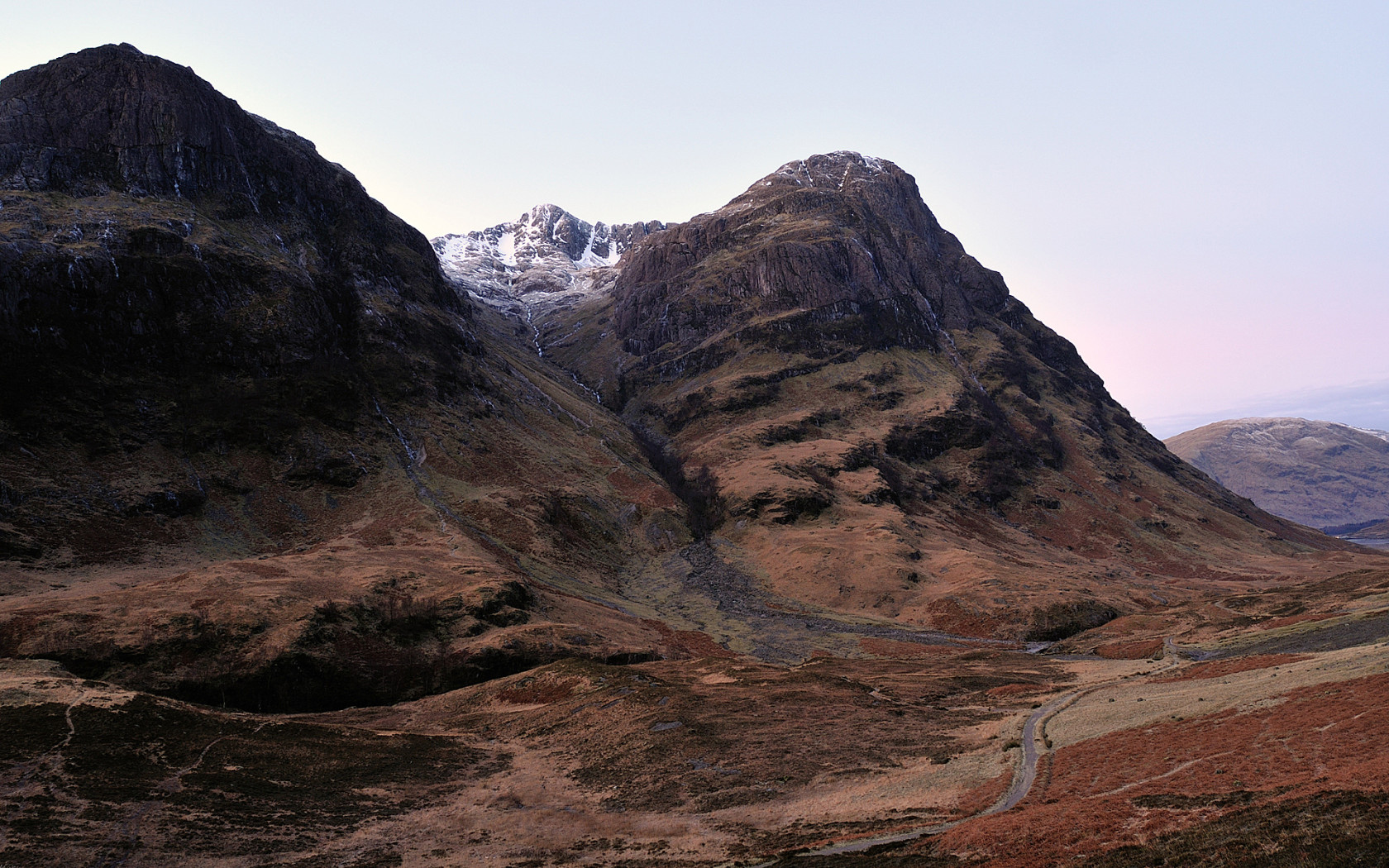 Долина у подножия гор