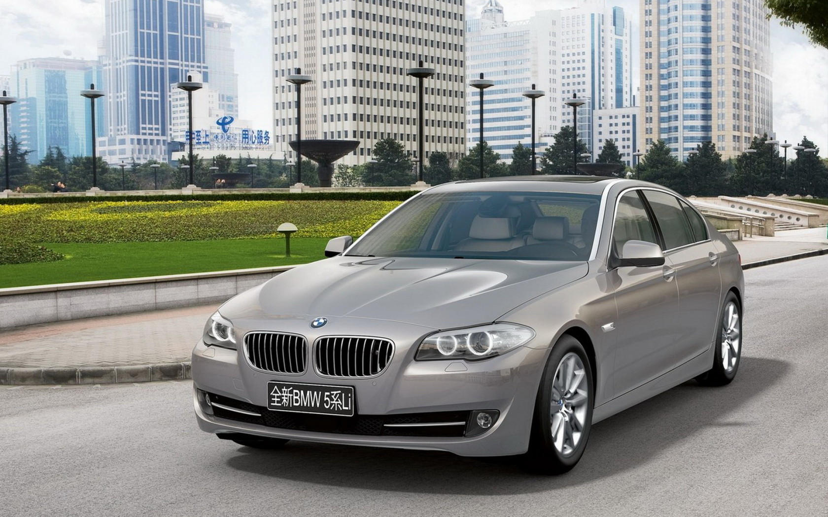 BMW 5 Series Long Wheelbaseа на улицах востока