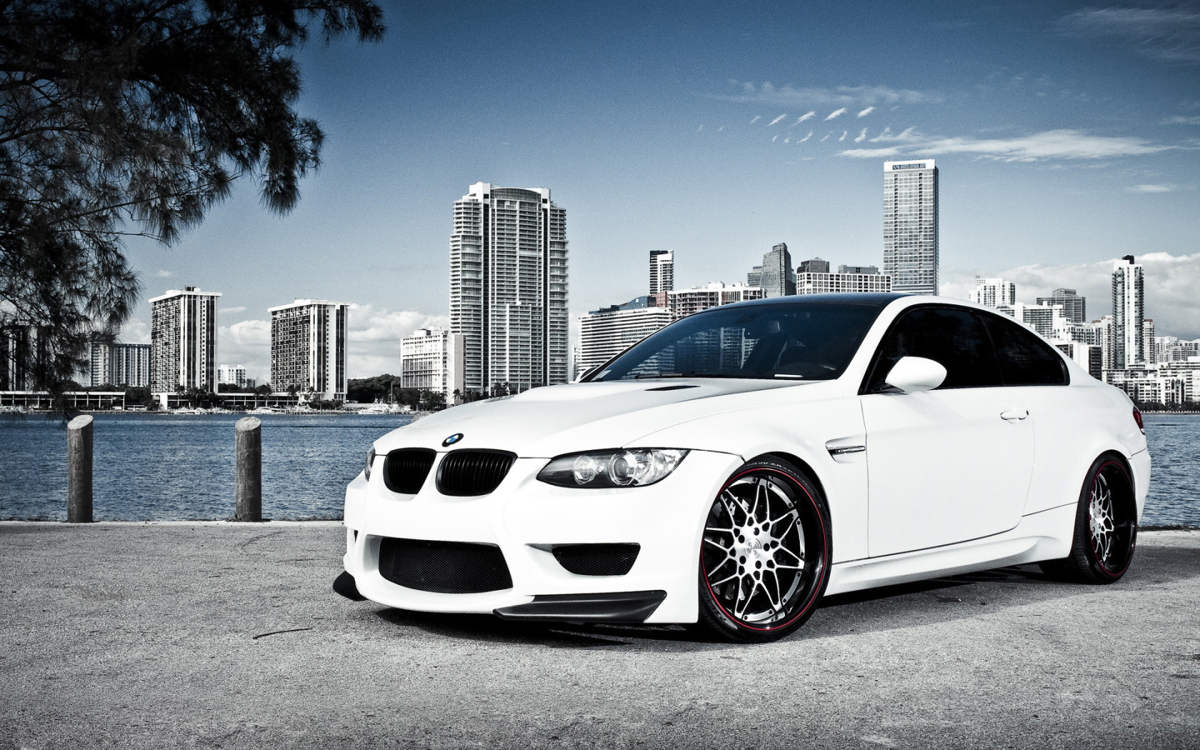 белый БМВ М3