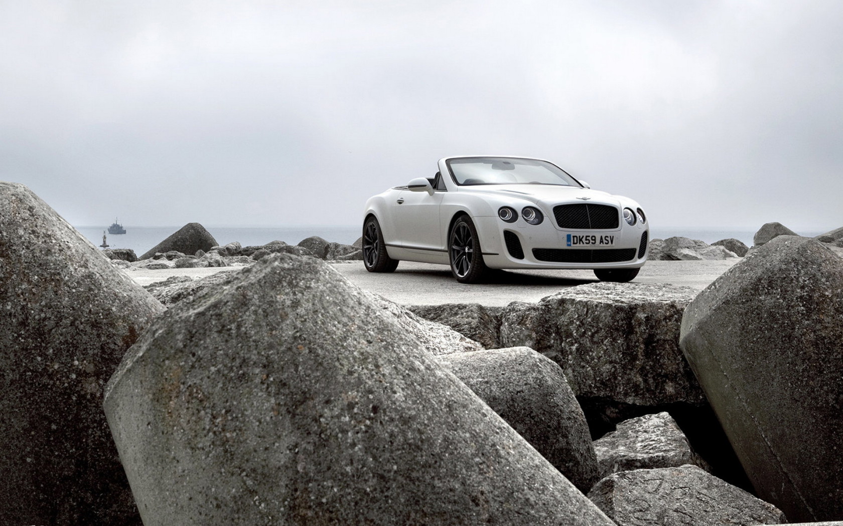 Bentley Continental Supersports Convertible на каменном причале