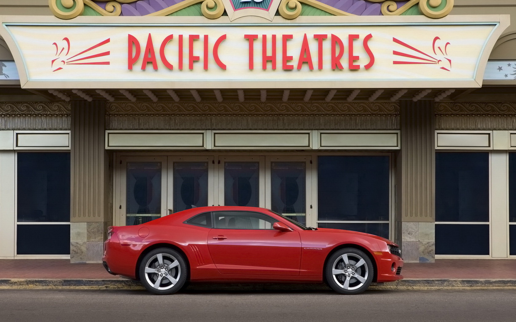 Красный Шевроле Камаро