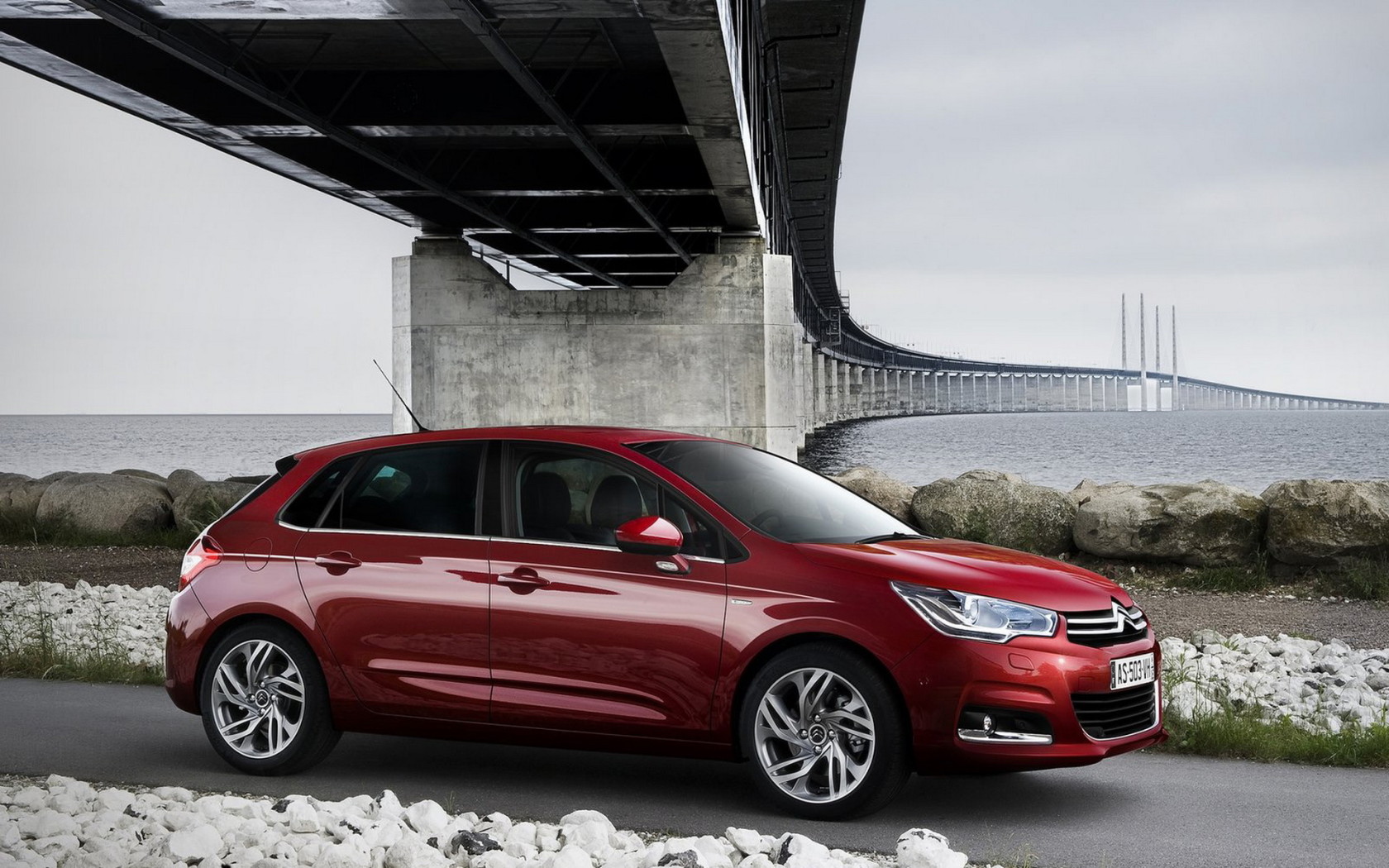 Ситроен С4 под мостом