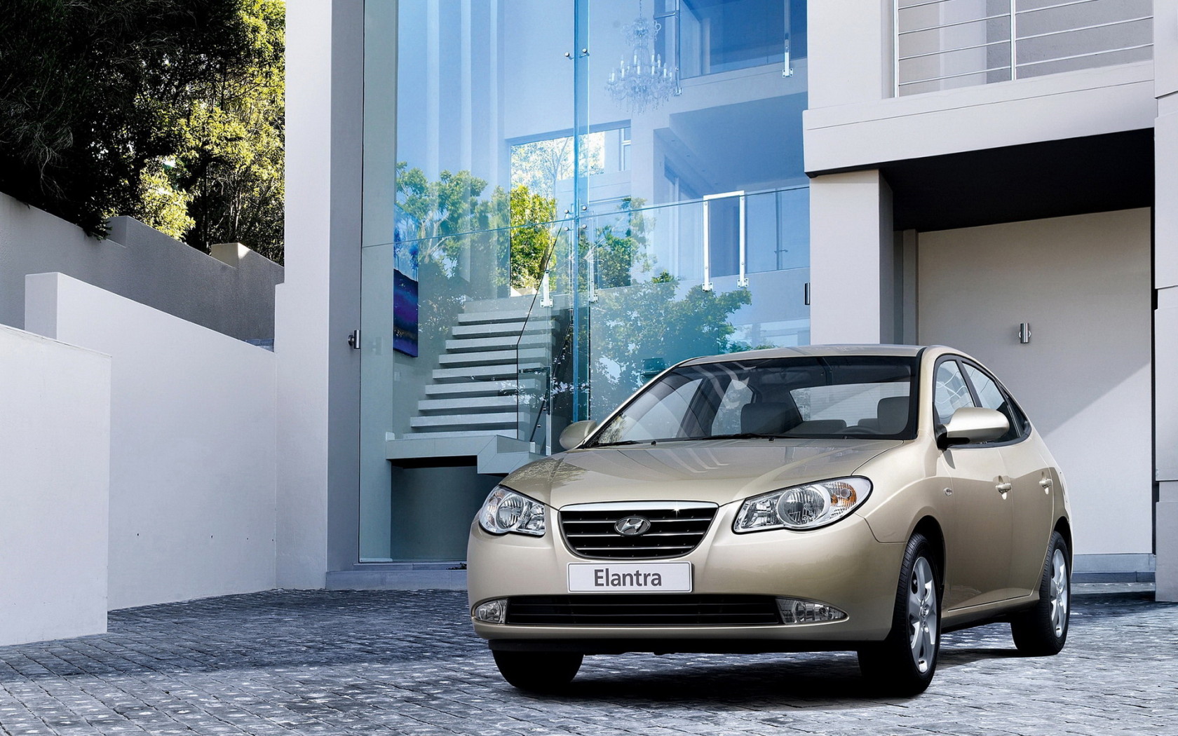 Хендай Элантра во дворе